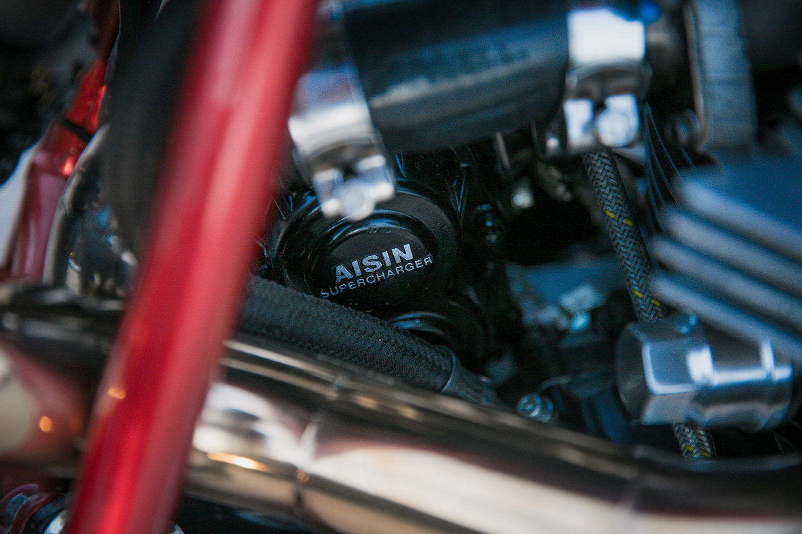 對於SR400老車那不足的動力，Keeley用了最狂的方式來進行提升，找來一顆Aisin AMR300 超級增壓裝上車