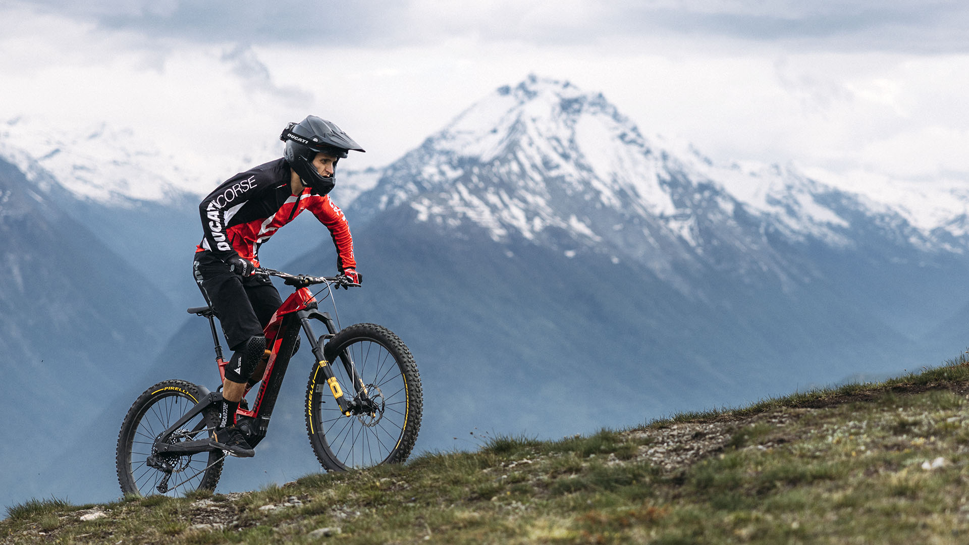 Powerstage RR的車身塗裝參考自MotoGP廠車 Desmosedici GP23