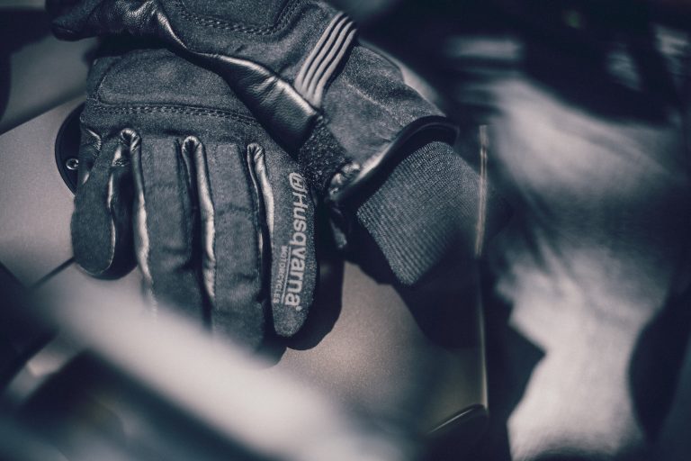 Husqvarna這次推出的Pursuit系列部品，全部都具備防水、透氣的機能，讓人感受到來自北歐地區的貼心設計隱藏其中