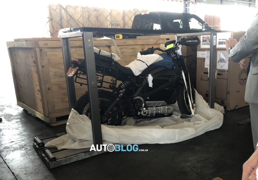阿根廷媒體AutoBlog.AR在烏斯懷亞捕捉到疑似The Long Way Up拍攝車輛,當中赫然出現Harley-Davidson的LiveWire以及Rivian R1T