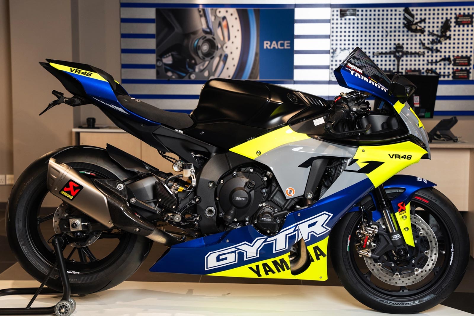 致敬「The Doctor」!Valentino Rossi專屬塗裝Yamaha R1登場,售價台幣141萬元 | SUPERMOTO8