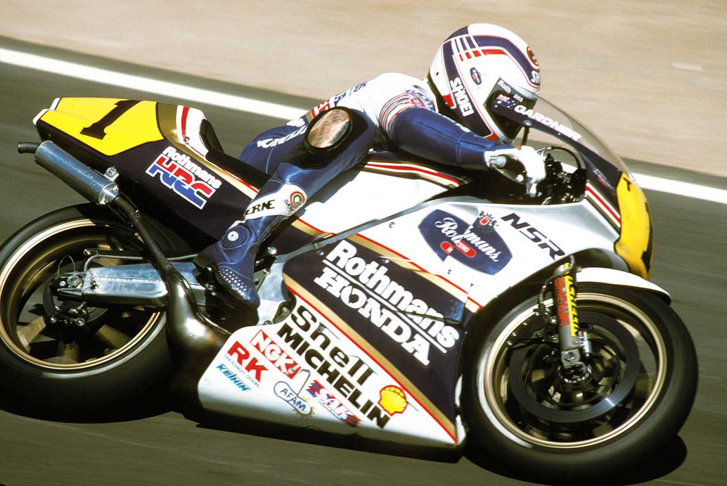 除了Marlboro YAMAHA之外，Rothmans Honda也是賽場上的另一個菸商塗裝經典，特別是在香港電影烈火戰車的薰陶下，許多人至今仍然難以忘懷