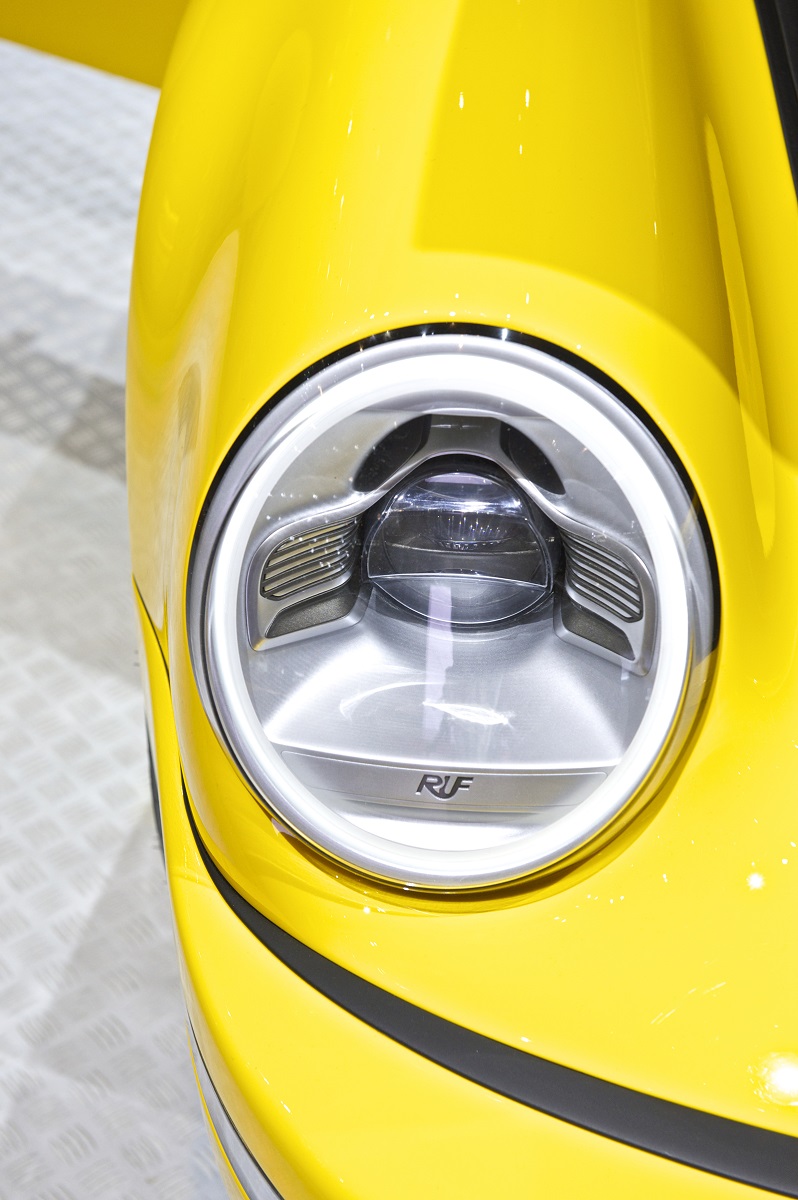 大燈內部有鮮明的RUF廠徽