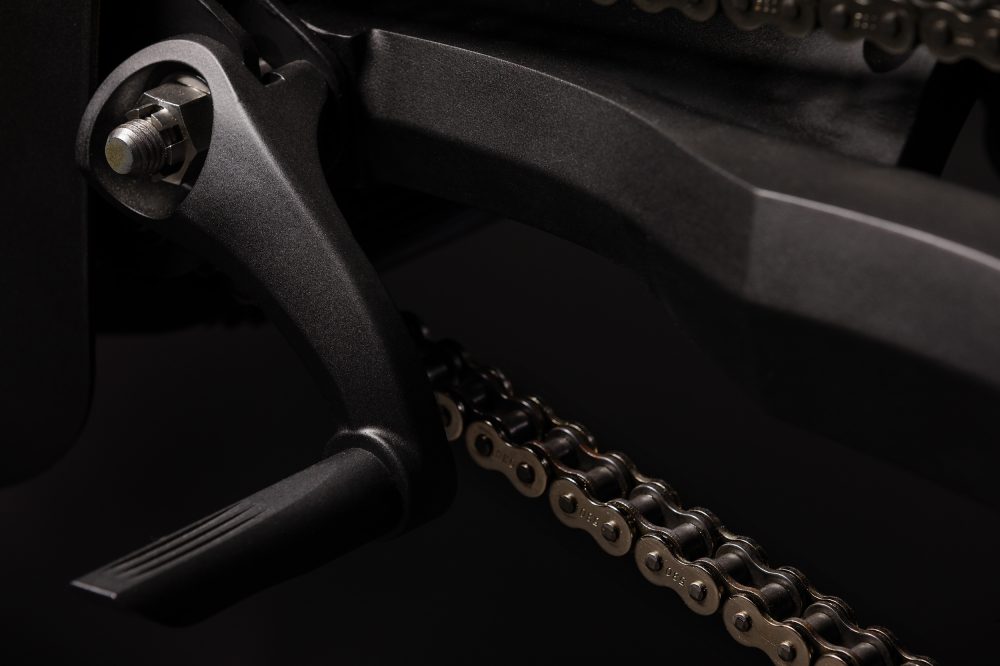 Tarform這款電動車採用的是鍊條傳動，加上沒有外蓋設計，在噪音方面會比較大聲