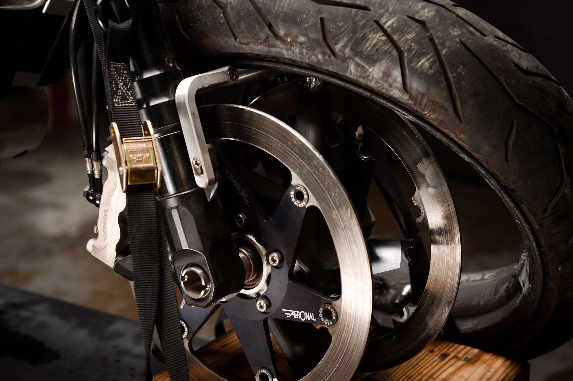 REVIVAL工作室接手這輛車時,前輪框因撞擊而斷裂,煞車系統也連帶受損