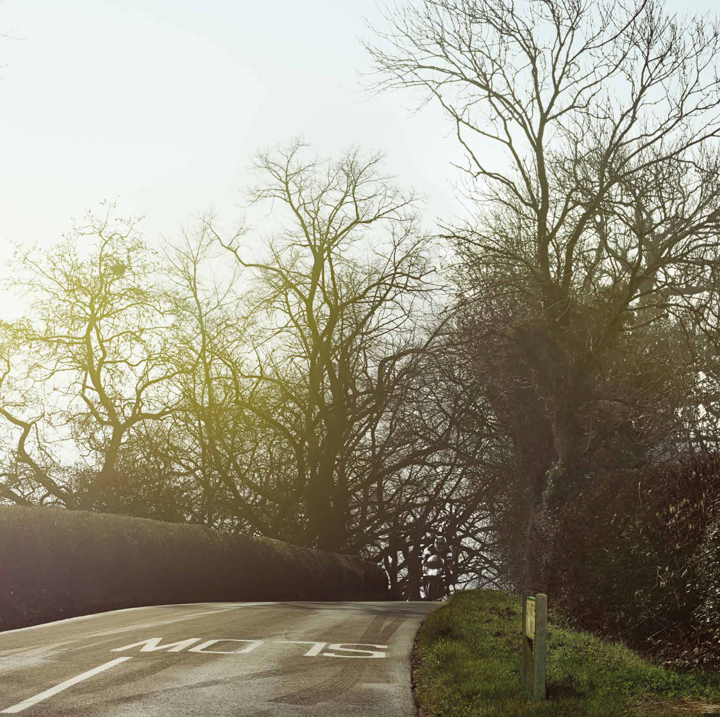 無論在哪個國家,體積相對小的摩托車都很容易在道路上被忽略,需要更集中的精神才能注意到。這是英國道路安全的海報,你看見甚麼了?