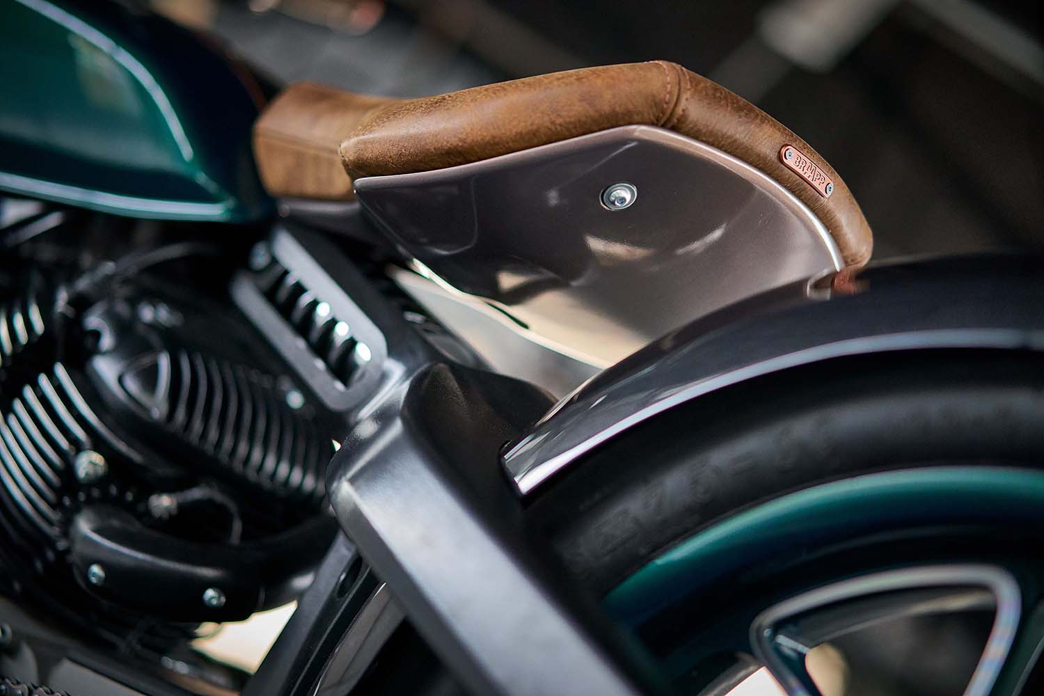 Royal Enfield KX也採用了仿造硬尾的造型