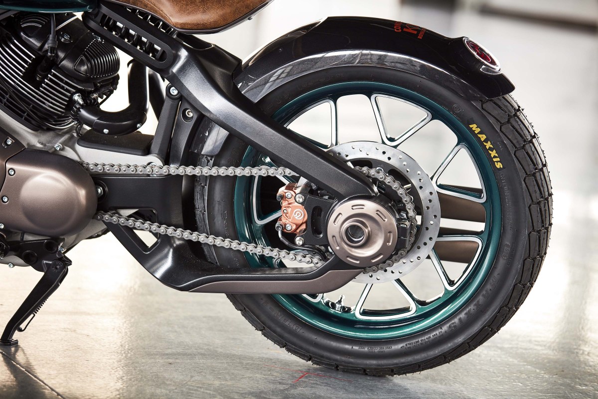 Royal Enfield KX的前後輪都配上了瑪吉斯的Flat Track Race輪胎