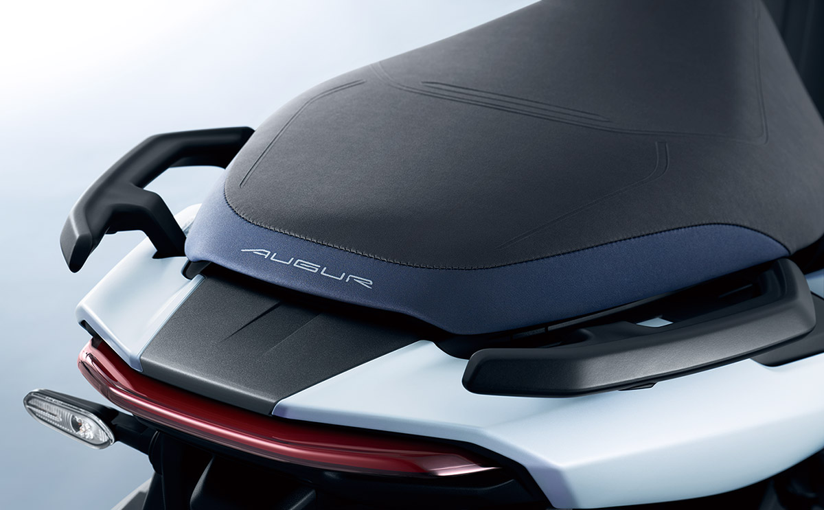 坐墊尾端也同樣使用霧藍色點綴