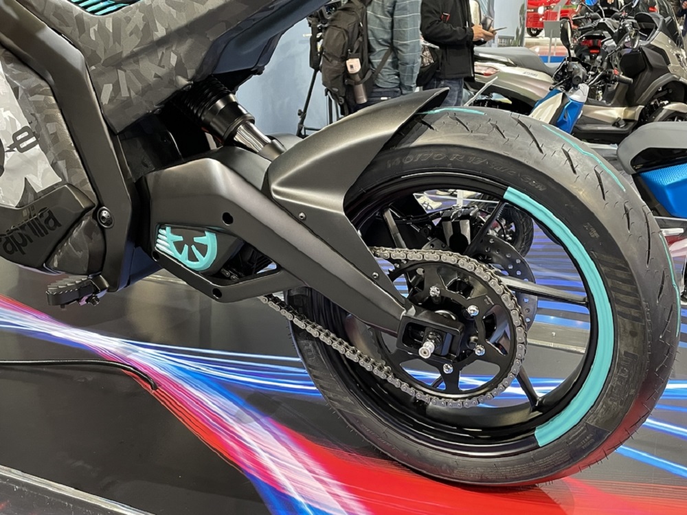 整輛車的電動馬達安裝在車架的正中間,並將採用鍊條傳動