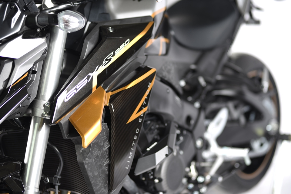 神秘的黑色搭配搶眼的金色拉線,看起來很有霸氣