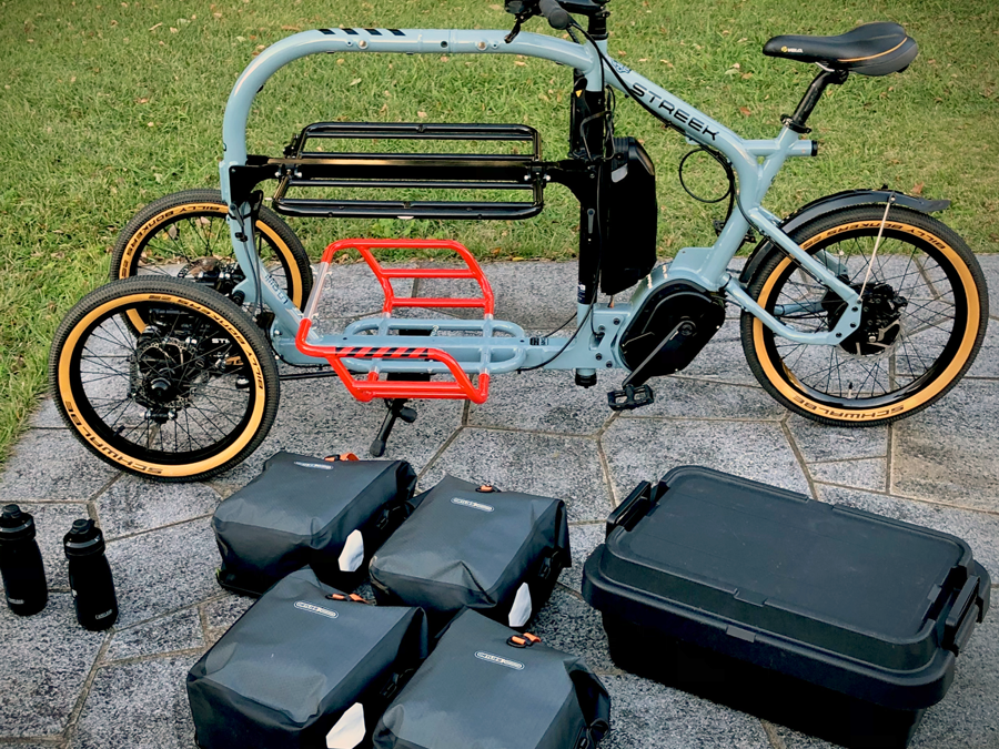 Streek以四個 10 升的防水包和一個 30 升的置物箱，示範載物空間。