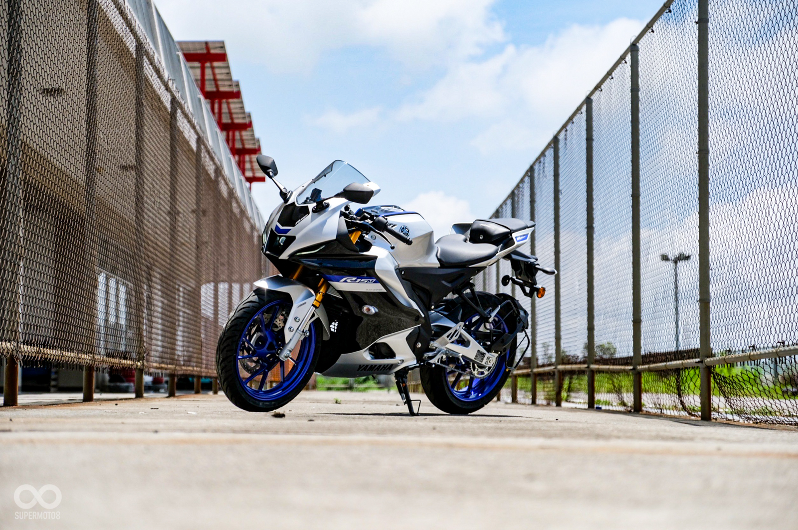 除了超帥氣的外表,YZF-R15M更配備了進檔快排系統