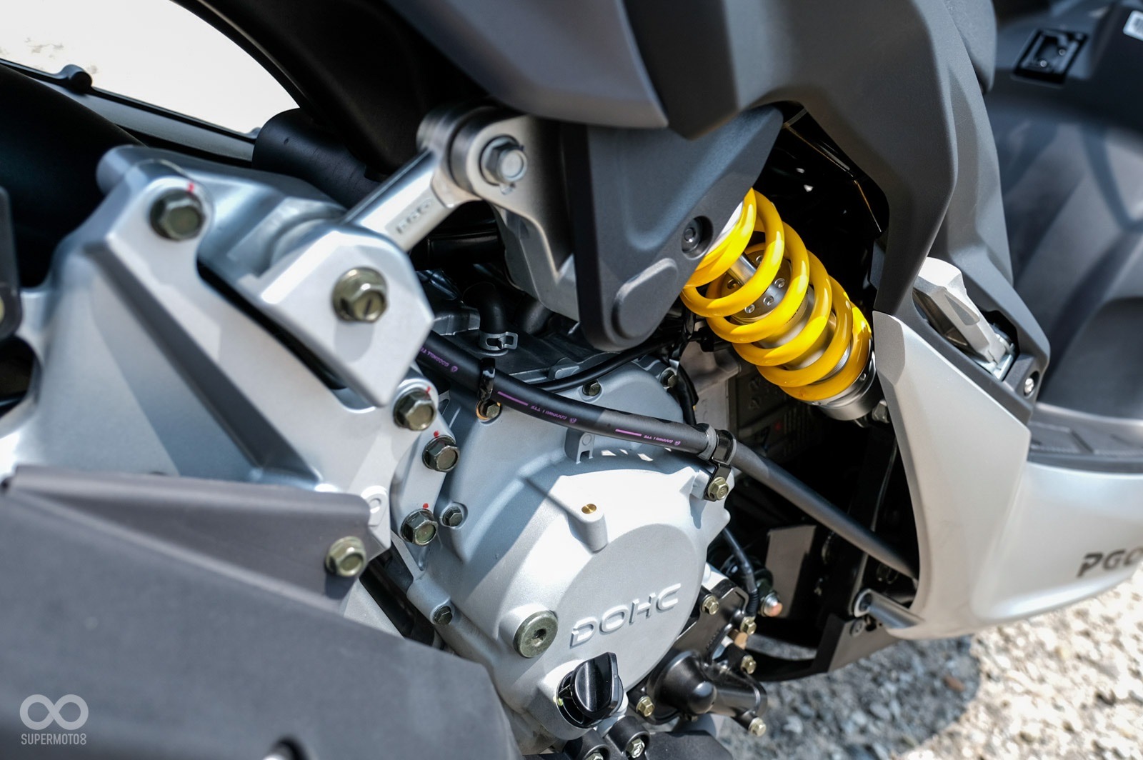 TIGRA 250六連桿側置避震器，具有預載、阻尼可調功能