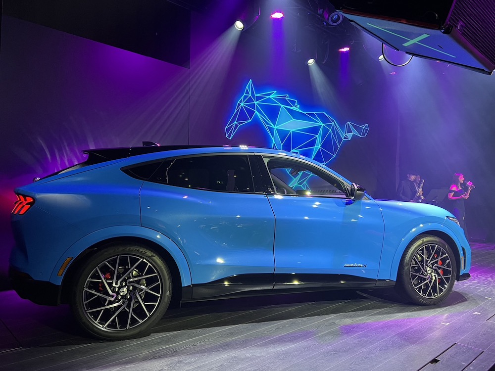 斜背設計相當帥氣,尾燈承襲野馬經典造型