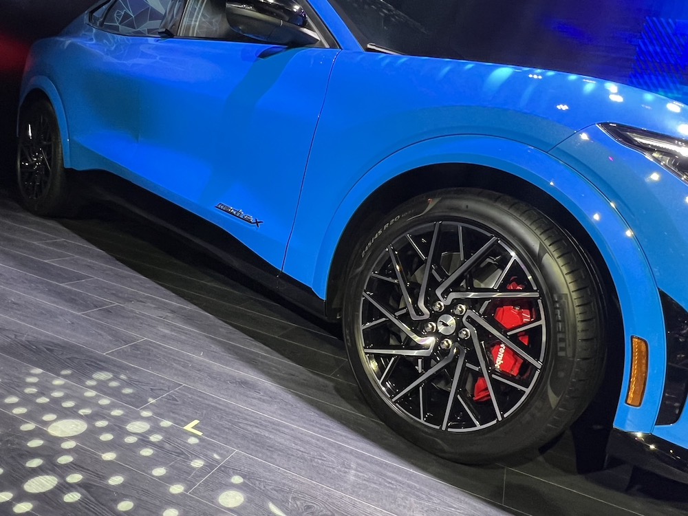 現場展示車配有大尺寸輪圈與黑化套件