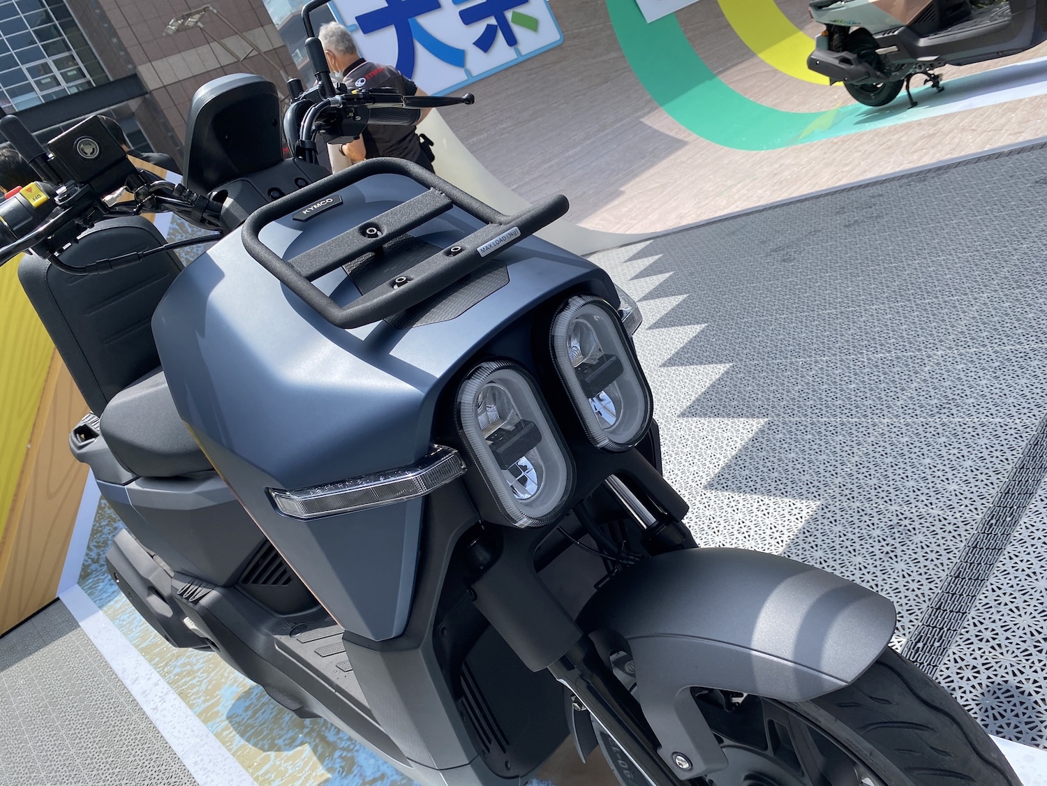 橢圓型的雙圓燈很有特色