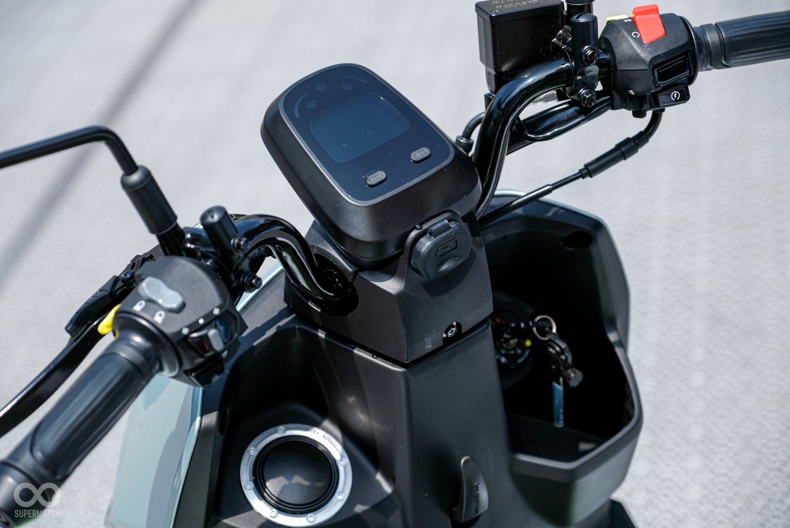 DOLLAR配備有LCD儀表、USB-C充電孔,以及雙黃燈警示開關