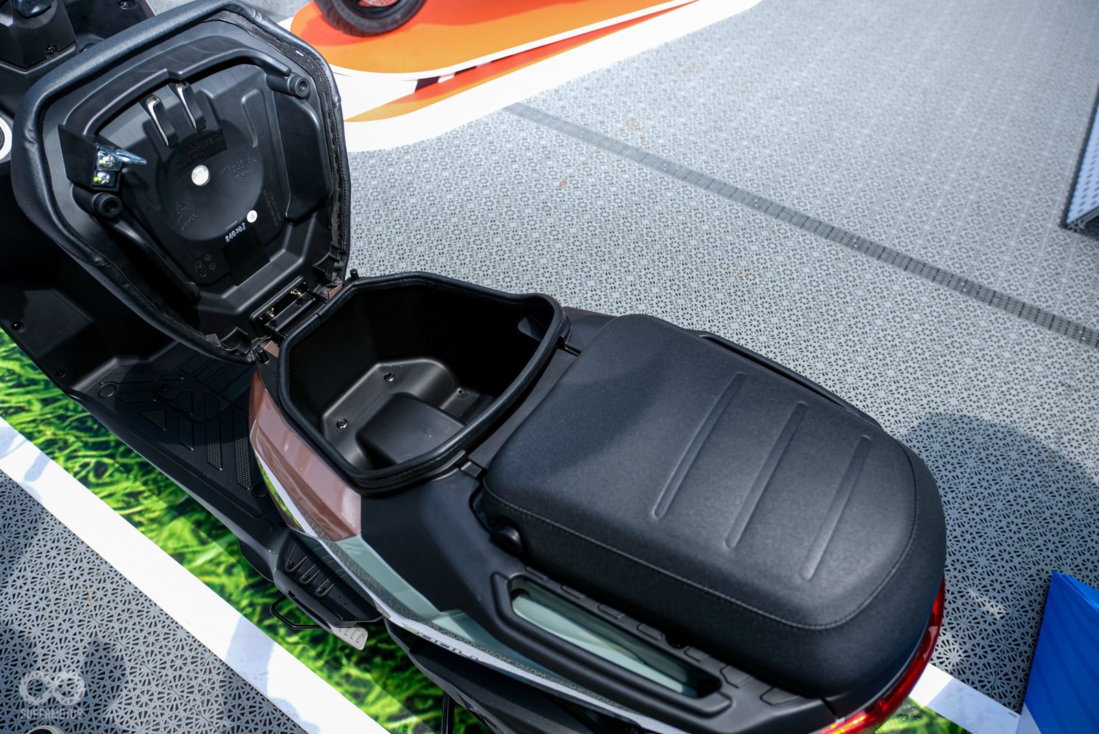 坐墊下車廂空間能放入一頂3/4安全帽