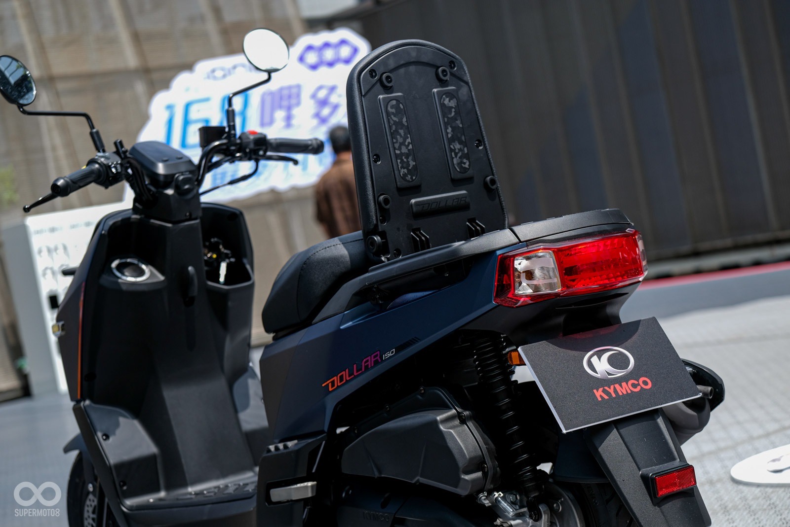 寬大的橫貫式尾燈