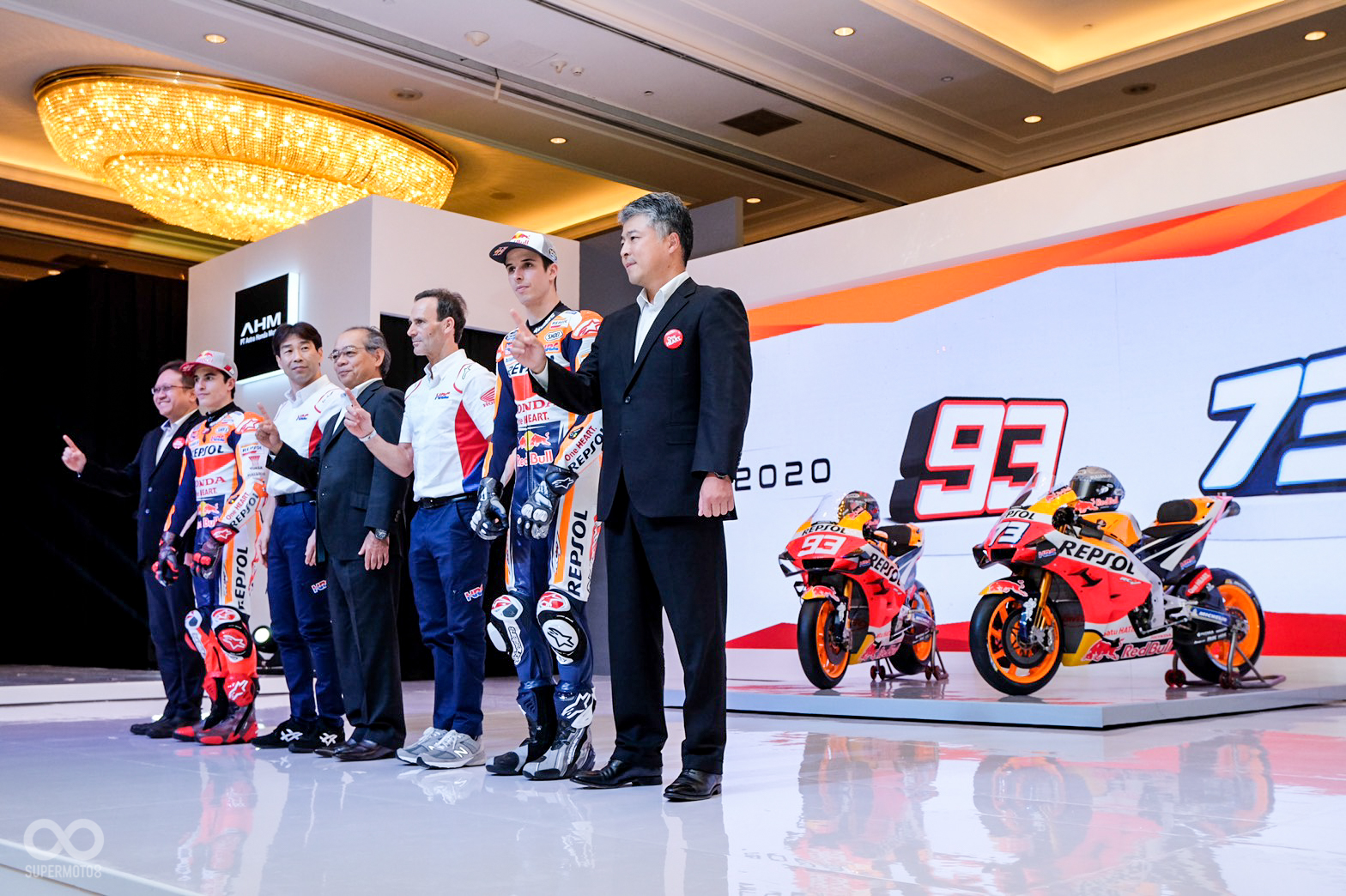 發表會上除了兩位車手之外，Repsol Honda車隊經理、HRC總監等高層也特別前往參加今日的發表會
