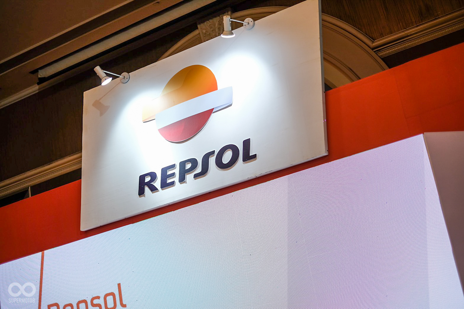 發表會現場，Repsol的商標四處可見，可見其冠名贊助的威力