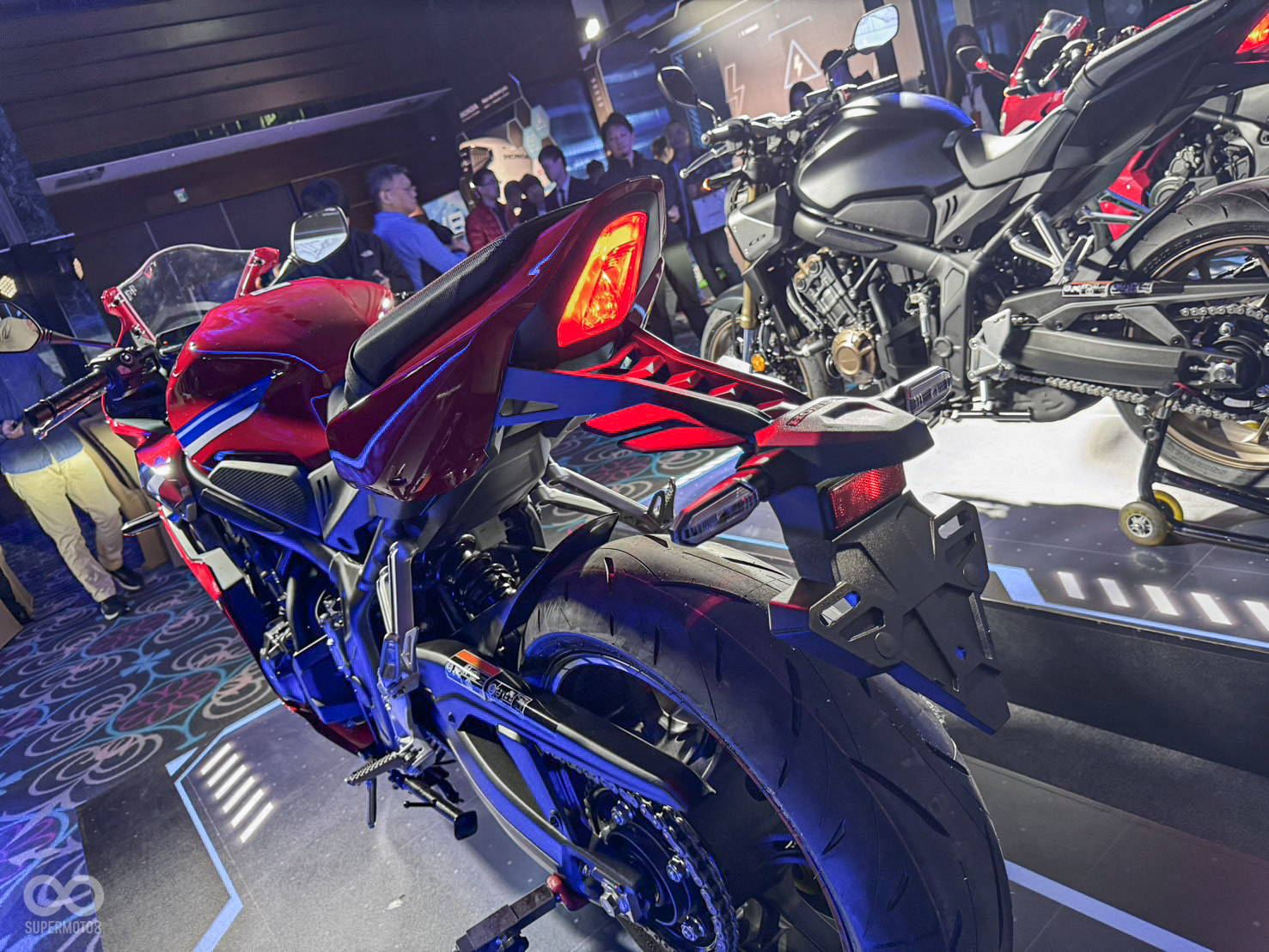 兩款車的尾燈皆改為直立式設計