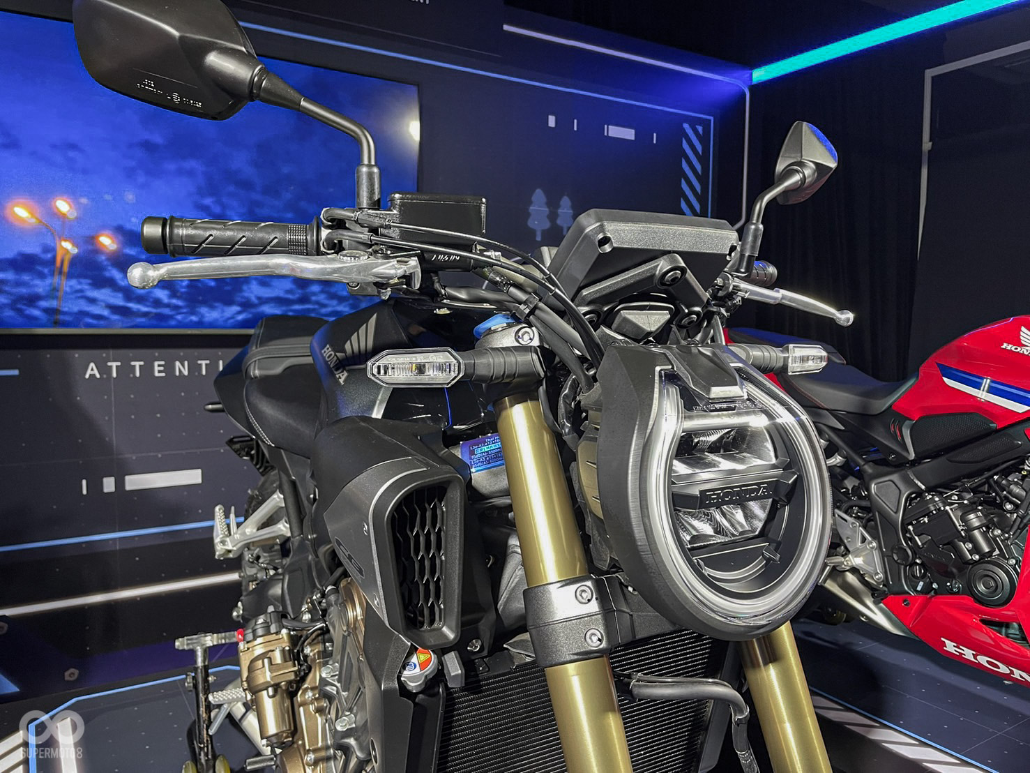 CB650R則看齊老大哥CB1000R，搭載更流線感的微水滴狀頭燈提升高級感