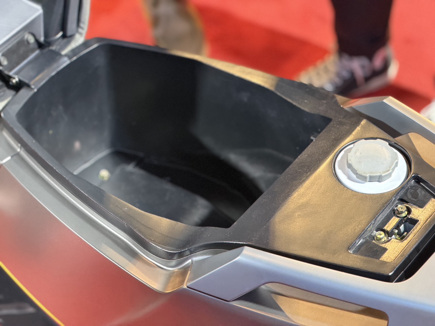 你以為油電機車會犧牲坐墊下空間嗎？答案是不會犧牲