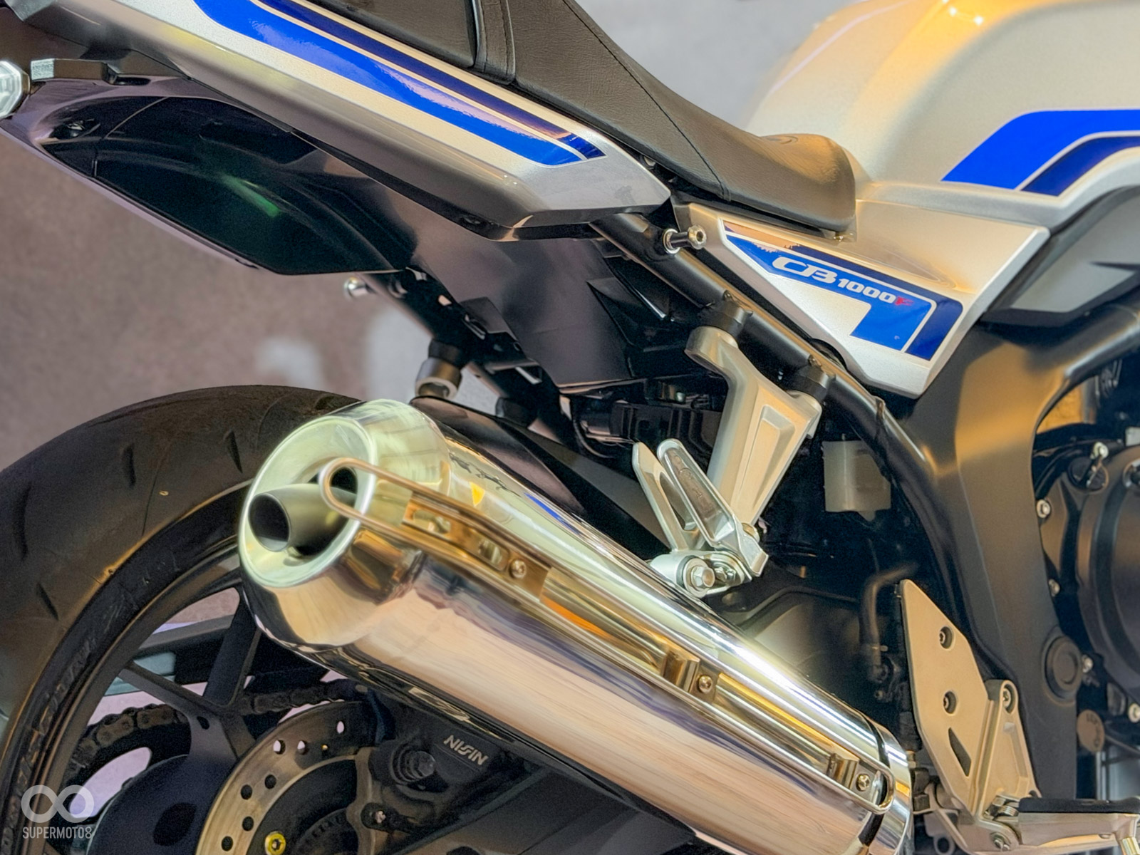 排氣管造型明顯受到台灣法規影響