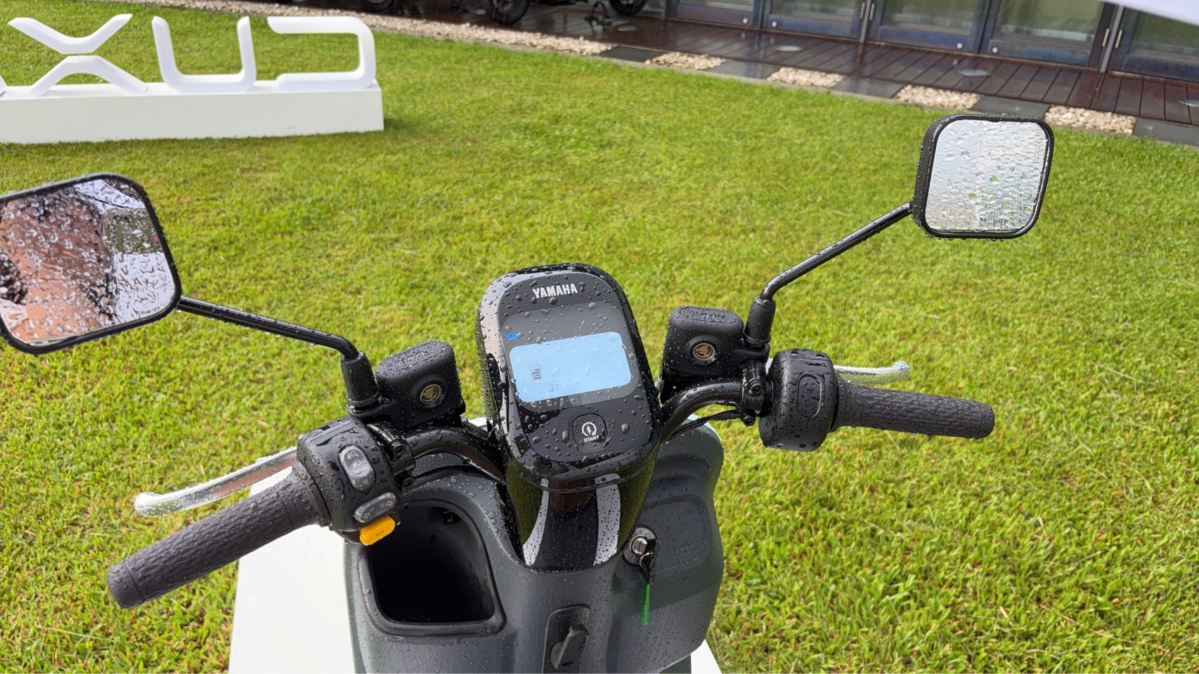 前方具有可放飲料的手套箱設計