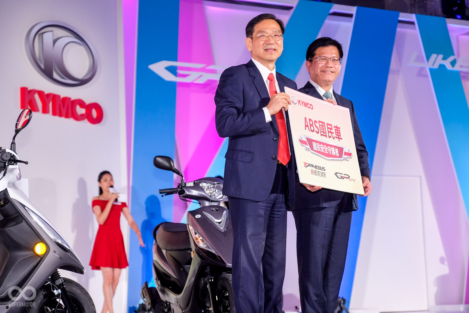 KYMCO柯俊斌執行長與交通部林佳龍部長合影