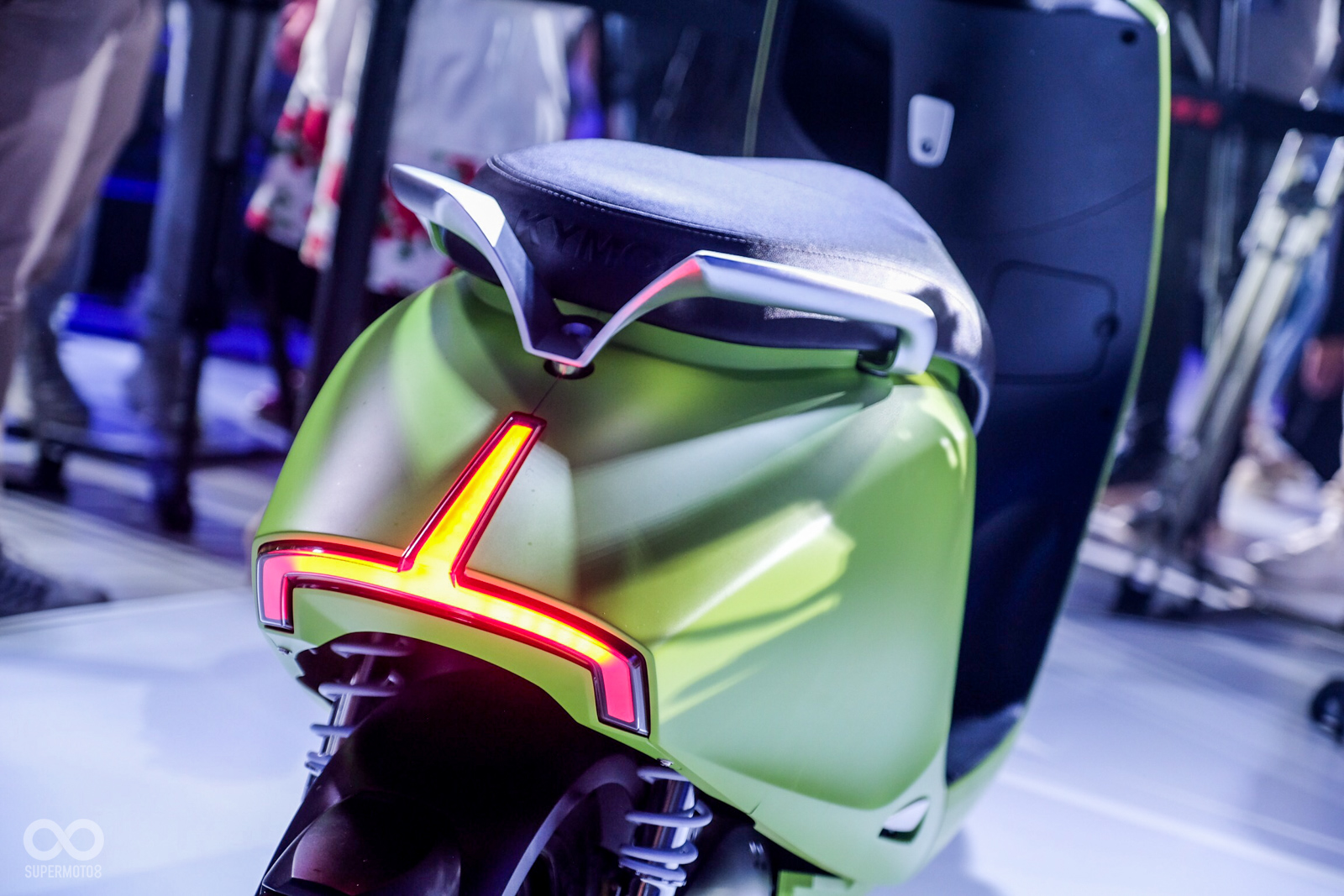 造型相當獨特的三線尾燈設計