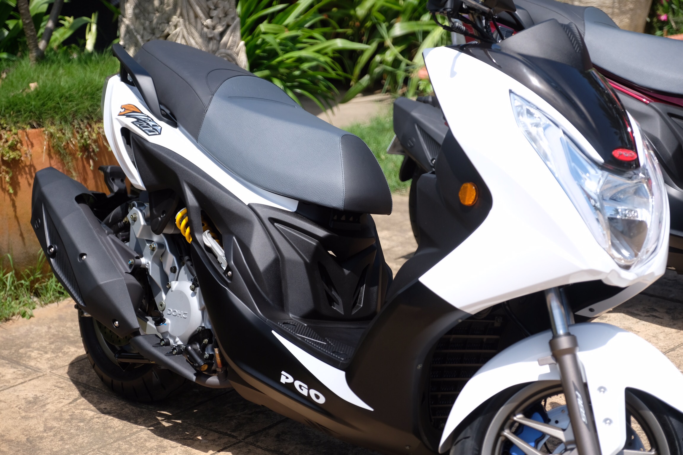 車側的線條層次相當豐富，搭配上車尾獨特的懸浮式設計，能感受到更為濃厚的運動風格