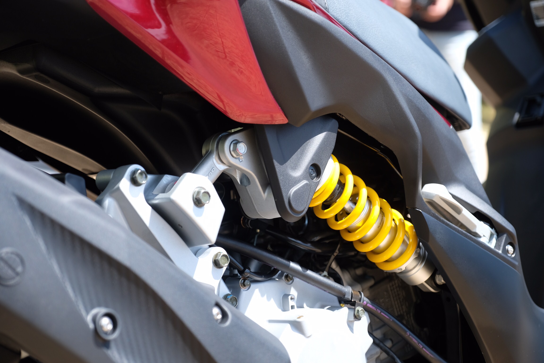 TIGRA 200採用水平六連桿後懸吊設計，來營造出車尾部分的懸浮視覺感受