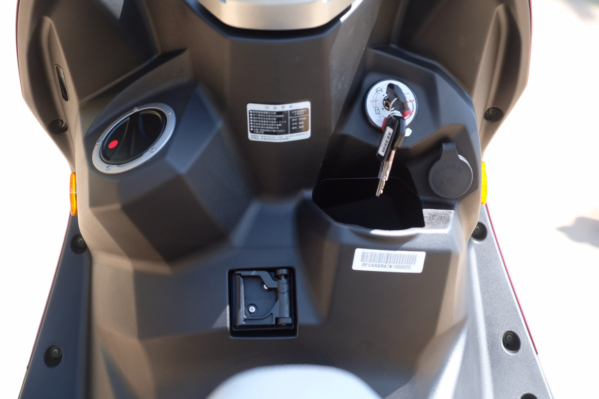 TIGRA 200的龍頭下方配有掛勾和手套箱；鑰匙孔旁配有USB QC2.0充電插座