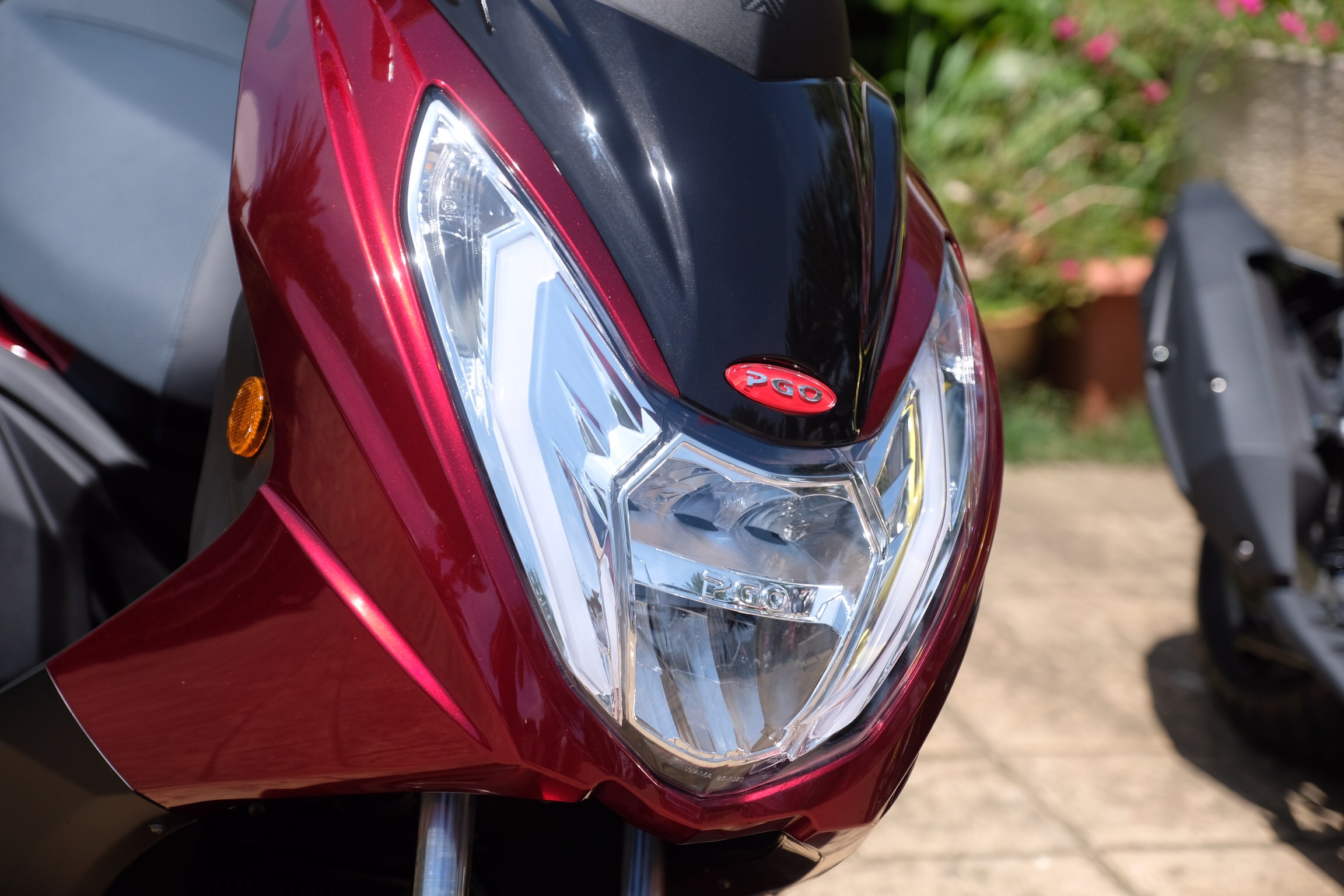 車頭大燈的設計，呈現出相當濃厚的休旅風味，同時也保留了TIGRA的兇狠氣息