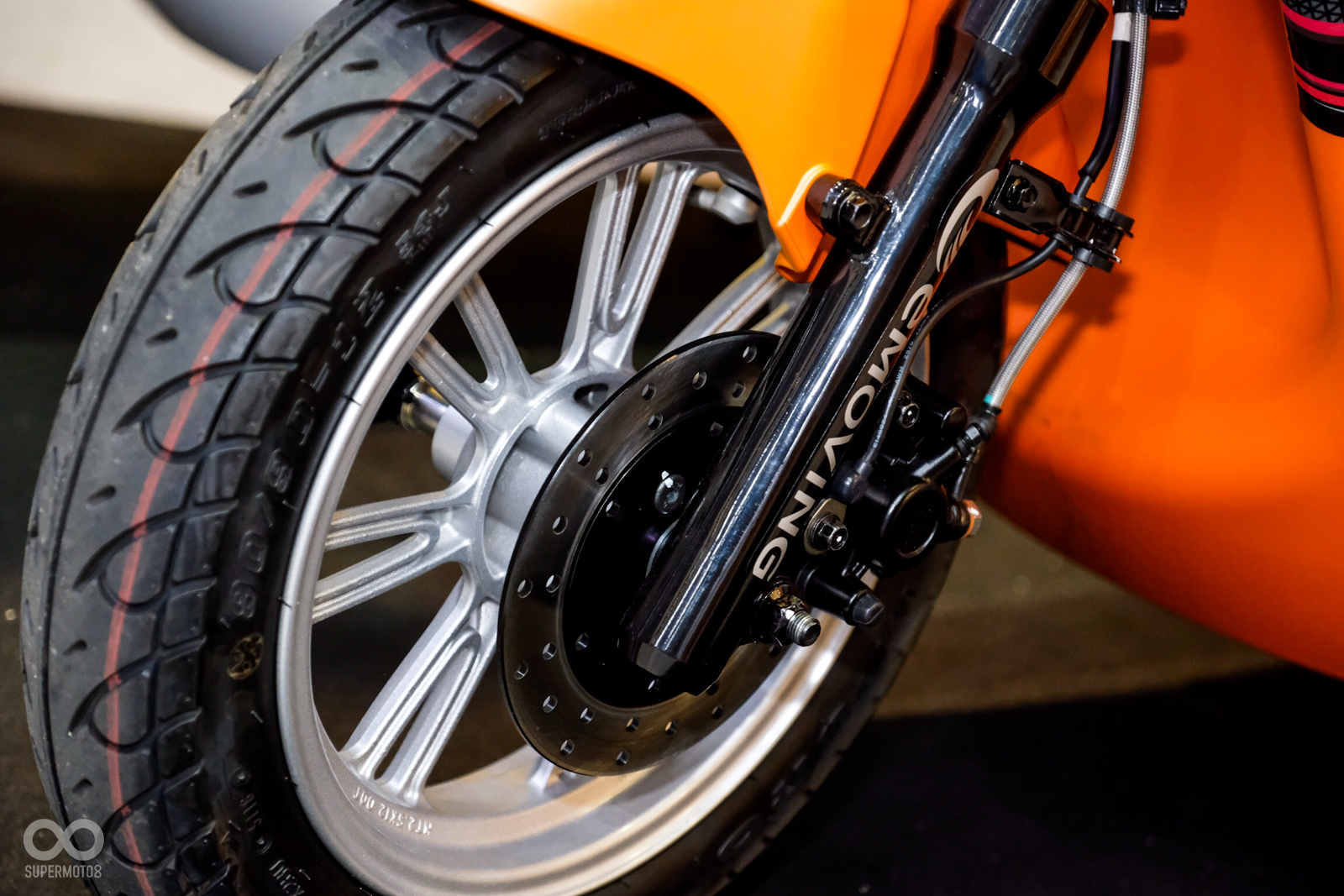 IE 125採用前後單碟煞,並搭配有CBS連動煞車