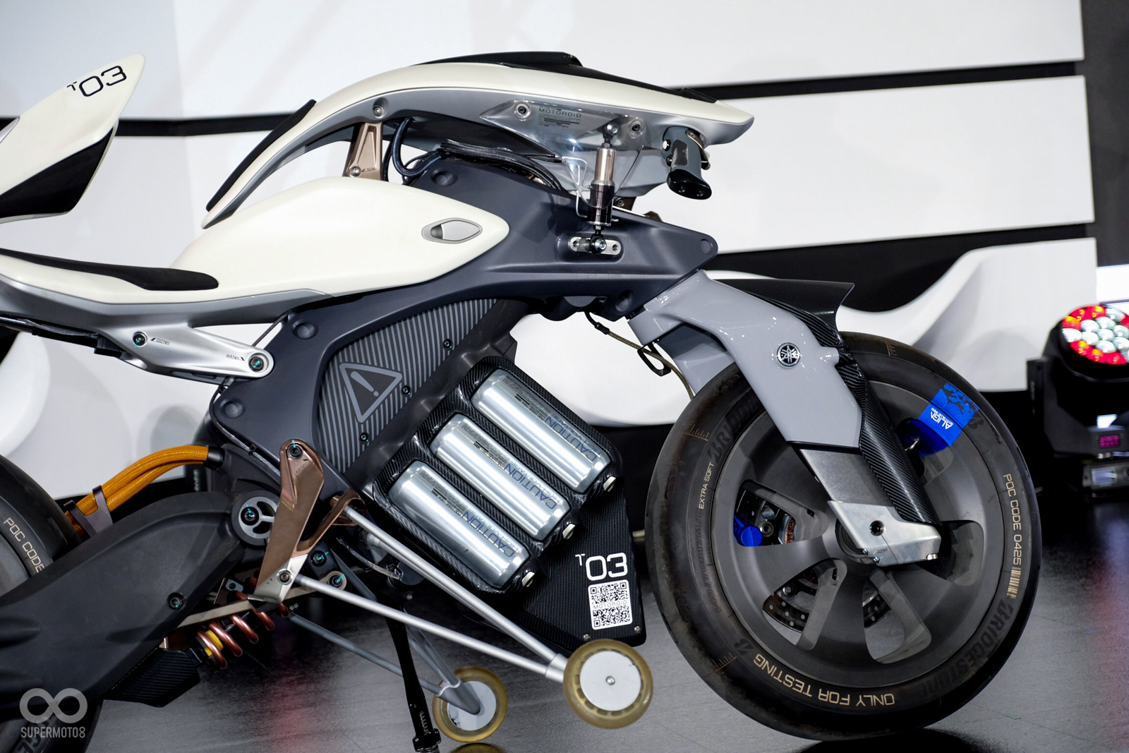 MOTOROiD在龍頭、後搖臂部分都可以進行自動平衡