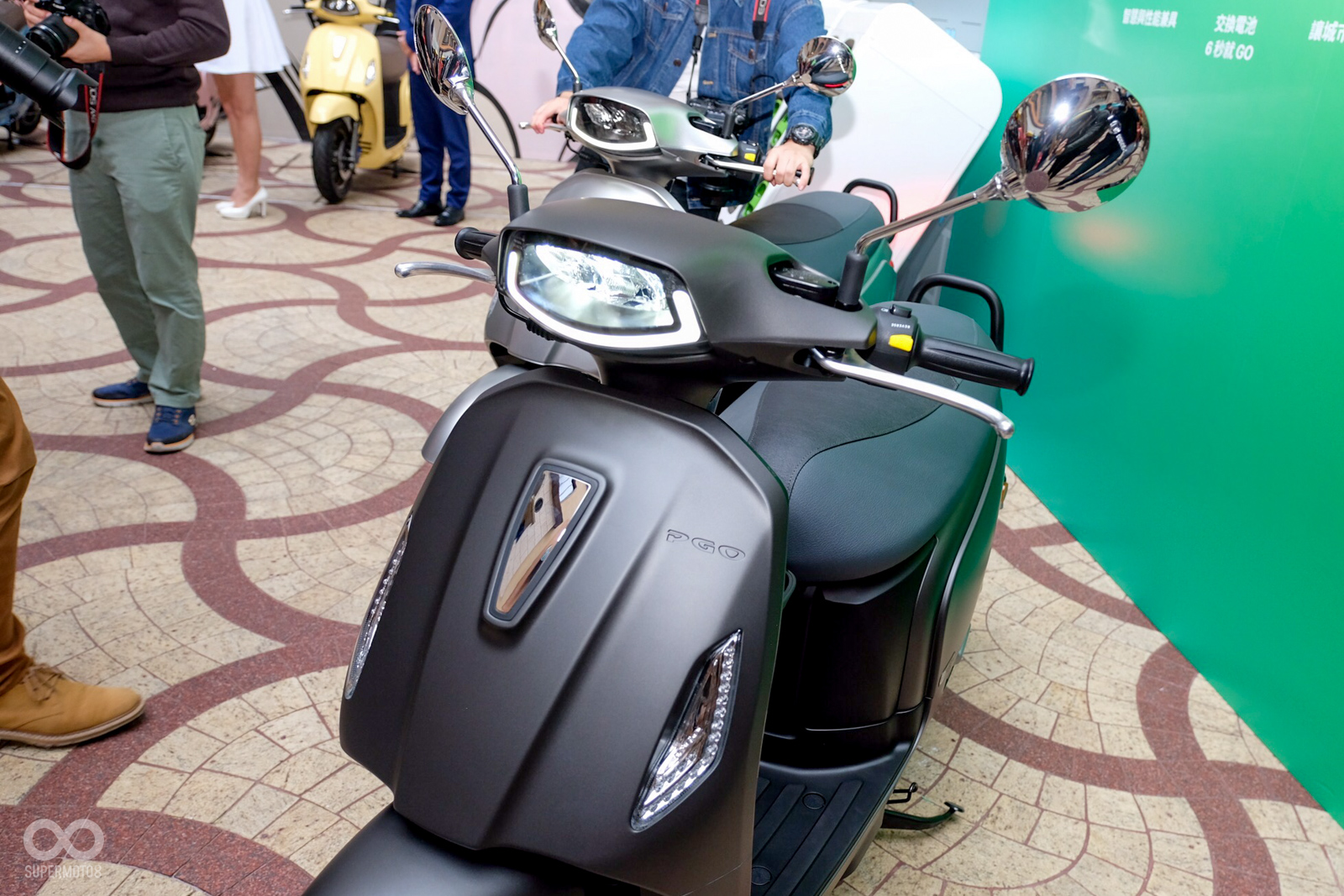 Ur1車頭除了有微笑LED大燈設計之外，還以「擋風板飾蓋」點綴讓整台車看來更有氣質