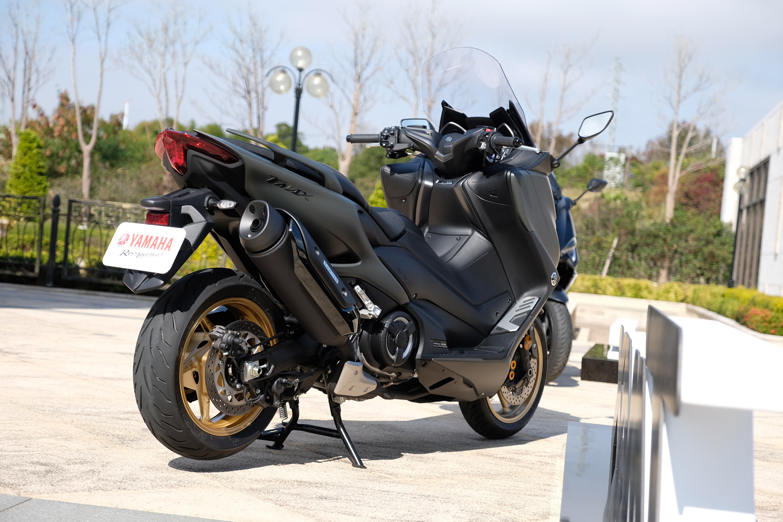 TMAX 560換上全新設計的T字型LED尾燈,強化車款的辨識度!