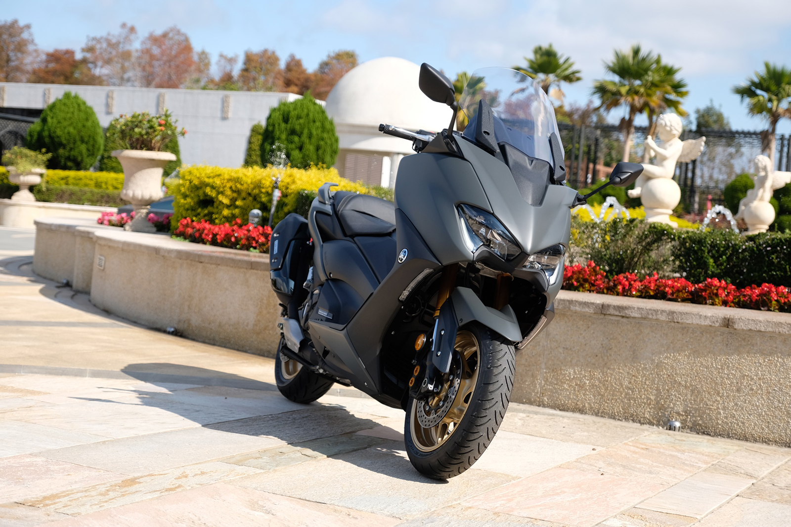 新的LED方向燈讓TMAX 560的車頭看起來更有戰鬥氣息