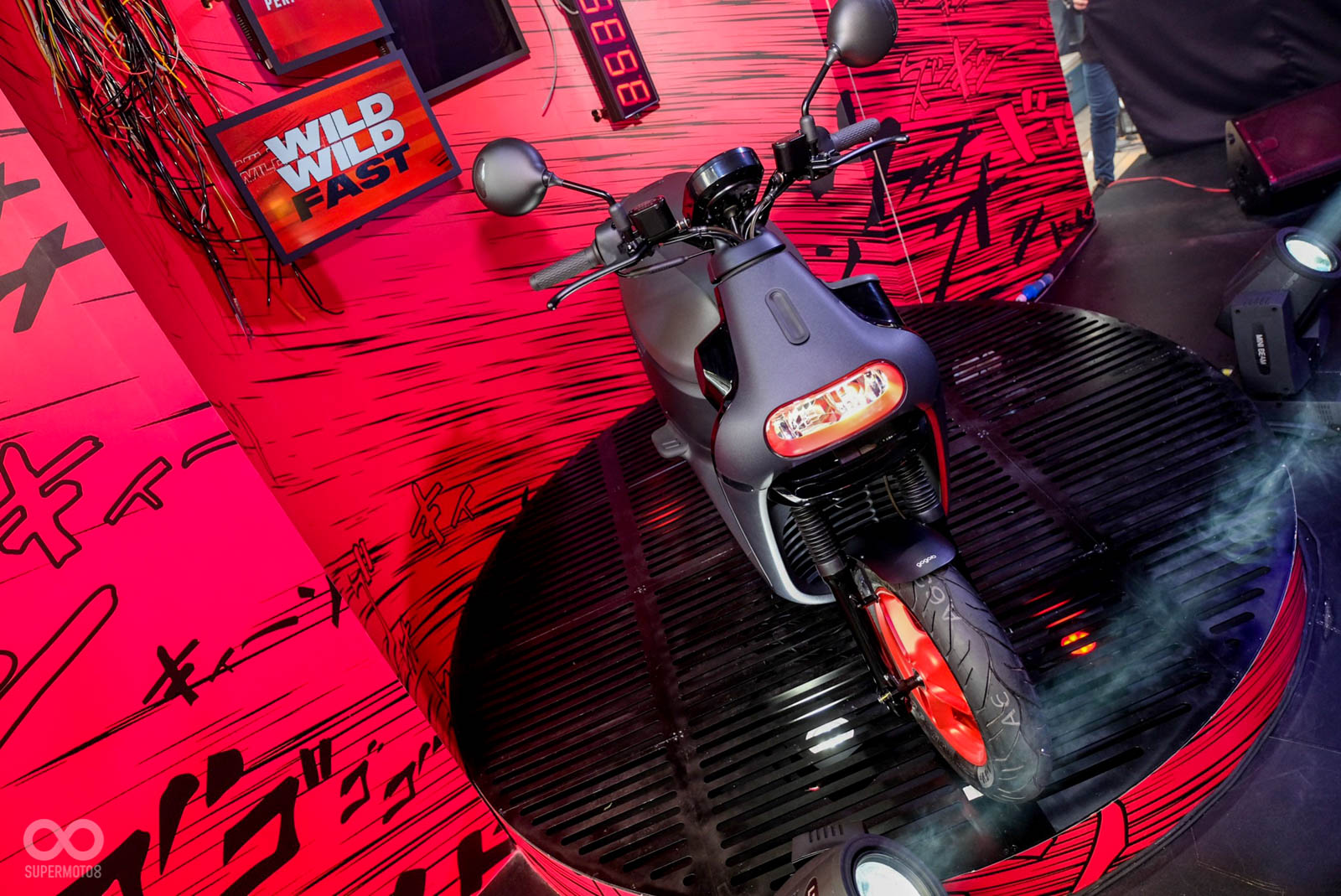 車頭有燻黑小風鏡，頭燈下方還有小導流翼，但純屬視覺效果，僅能增加心靈馬力