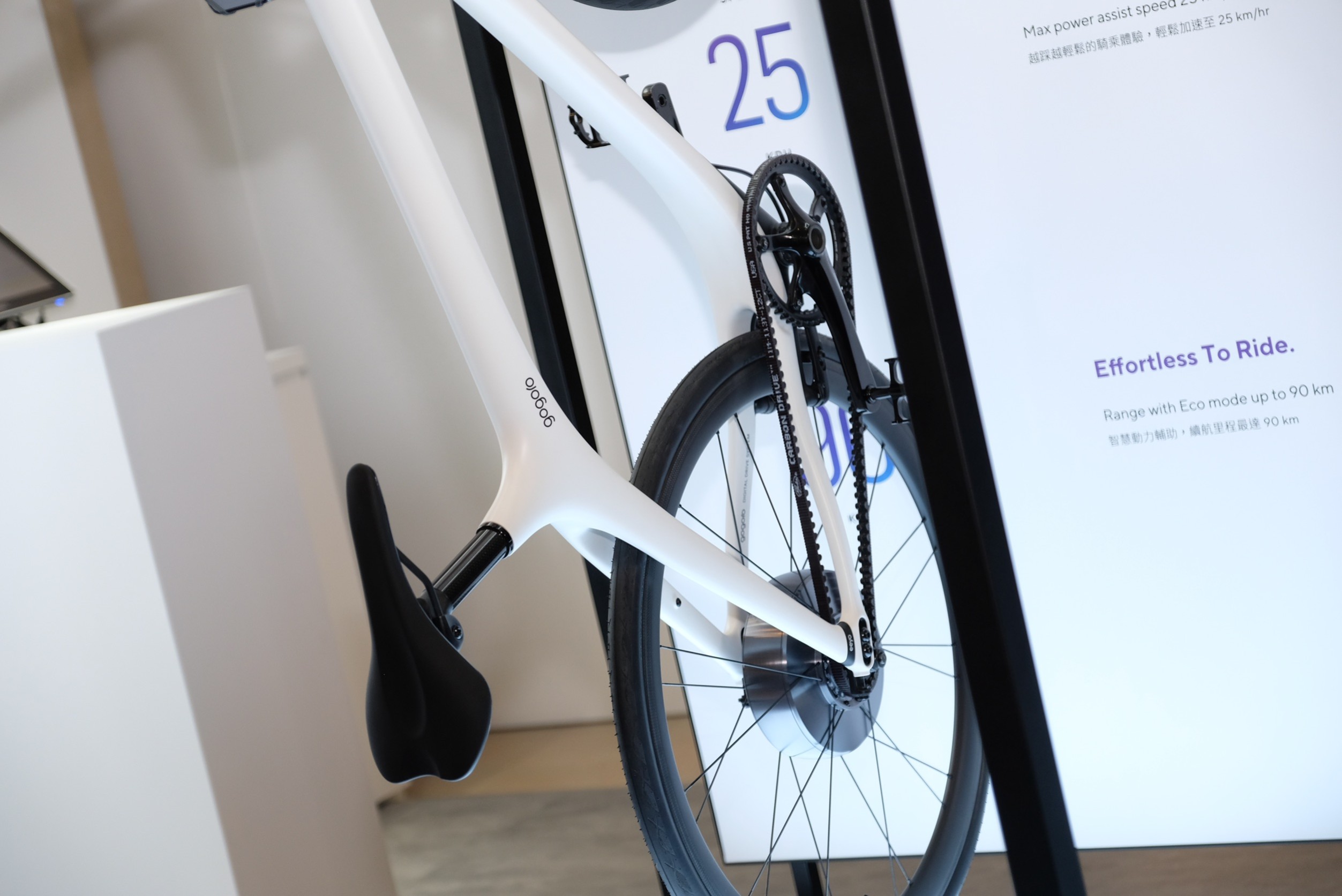 Eeyo 1s在椅柱、握把和輪圈採用碳纖維材質,車重11.9公斤