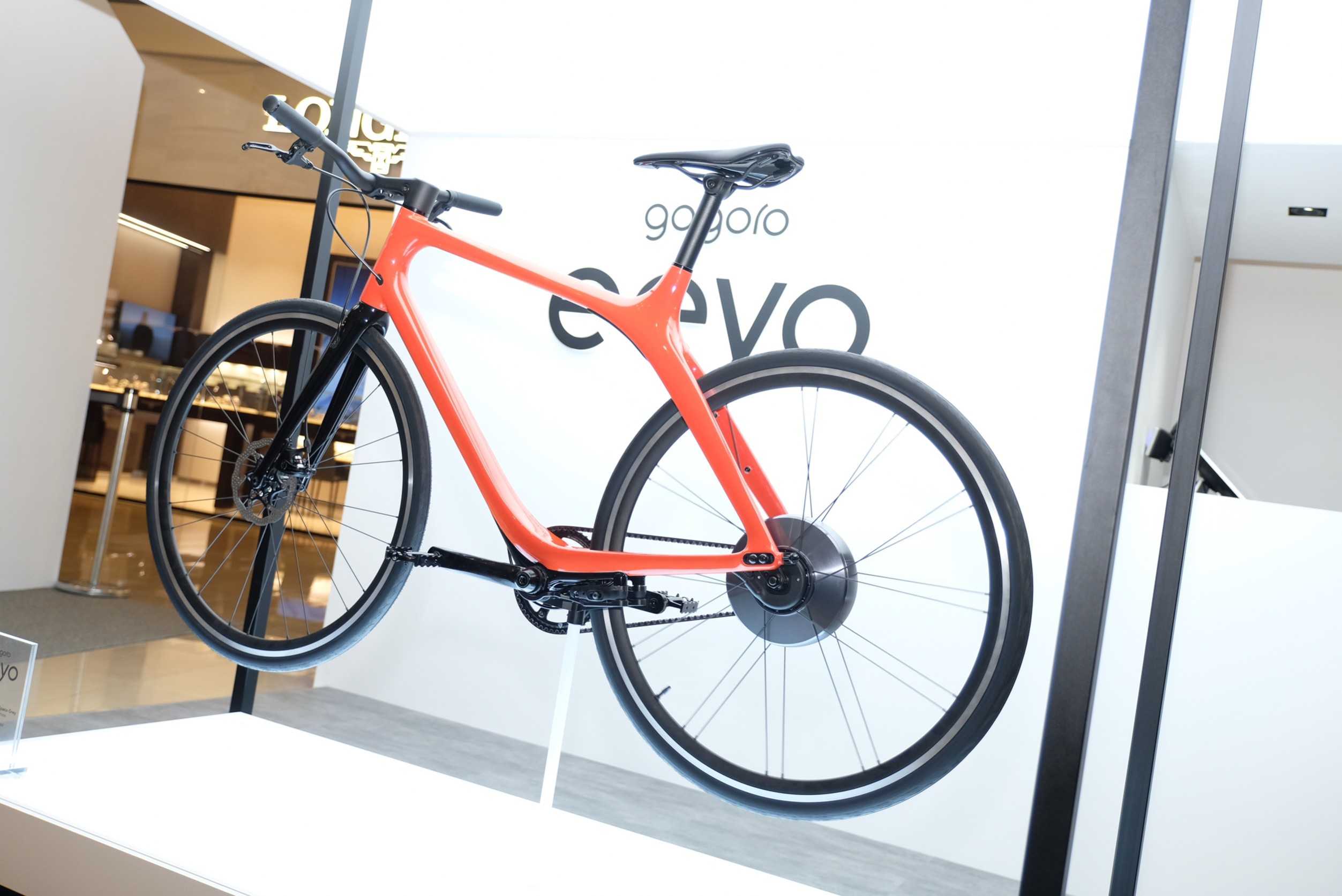 Eeyo 1的椅柱、握把和輪圈採用鋁合金,車重12.5公斤