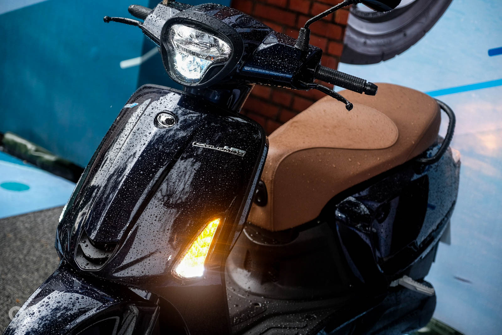 LED大燈，外圍環繞的黑色裝飾條，看起來就像上了煙燻妝一樣充滿個性；方向燈也採用LED設計