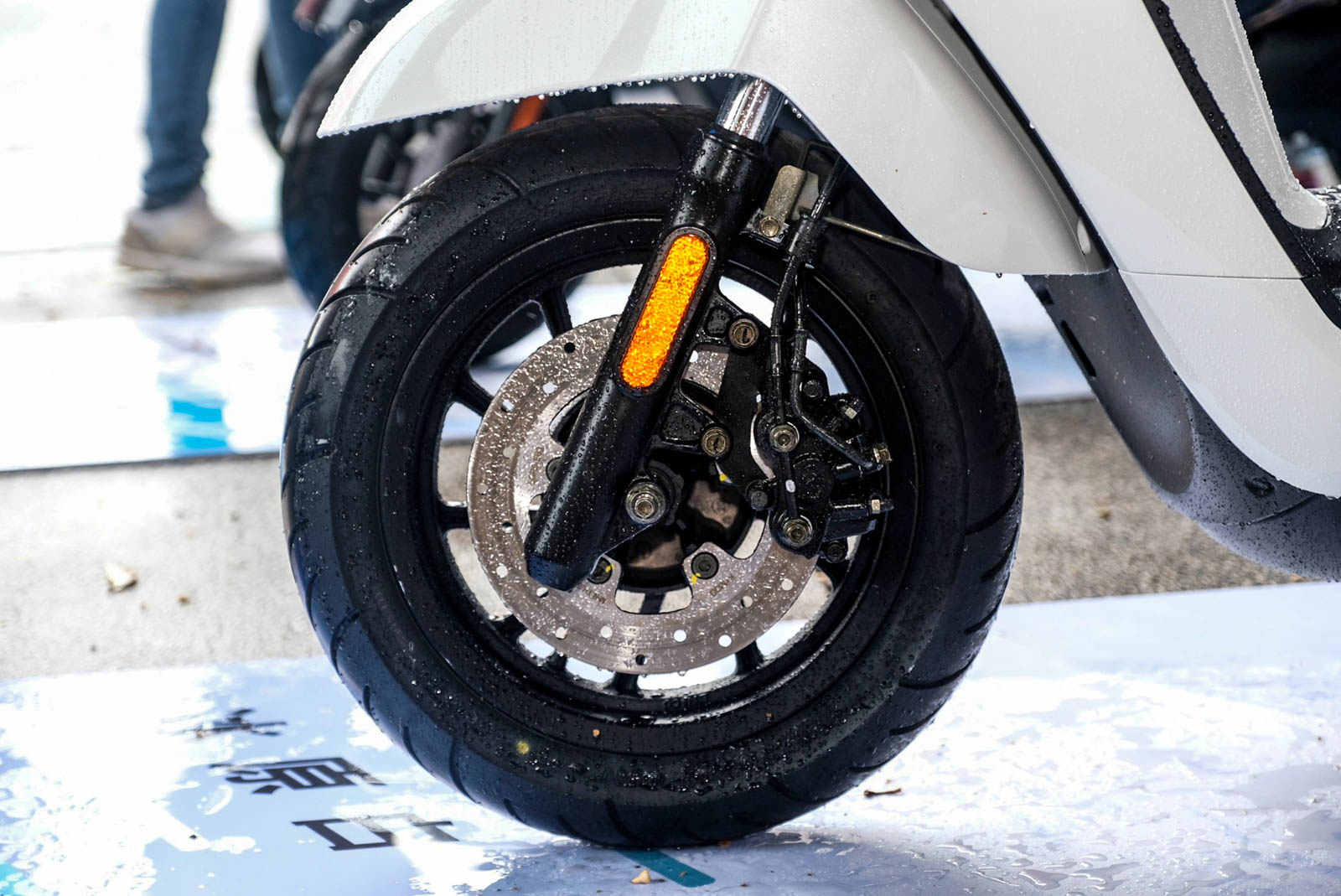 浮動式三活塞卡鉗配220mm碟盤，並配有CBS煞車系統