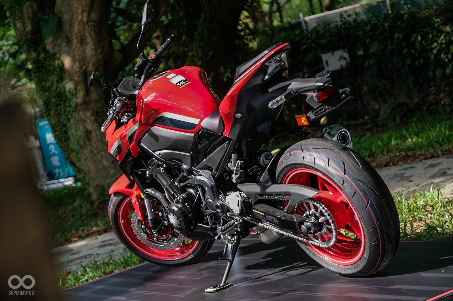 Z900同樣採用紅色塗裝,但金色前叉看起來格外搶眼