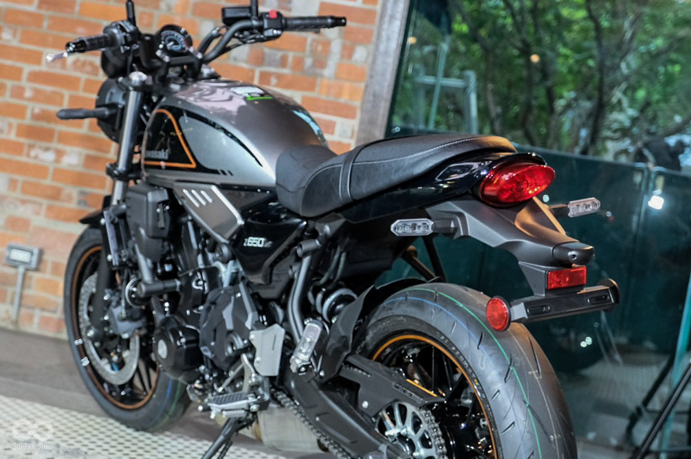 三種常規配色糖果綠、武士黑、星塵灰中僅有綠色版本搭載金色輪框;Z650RS尾殼同樣有呼應Z1的長尾巴、橢圓尾燈設計