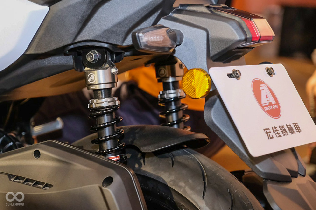 氮氣後雙槍避震，具有無段調整旋鈕